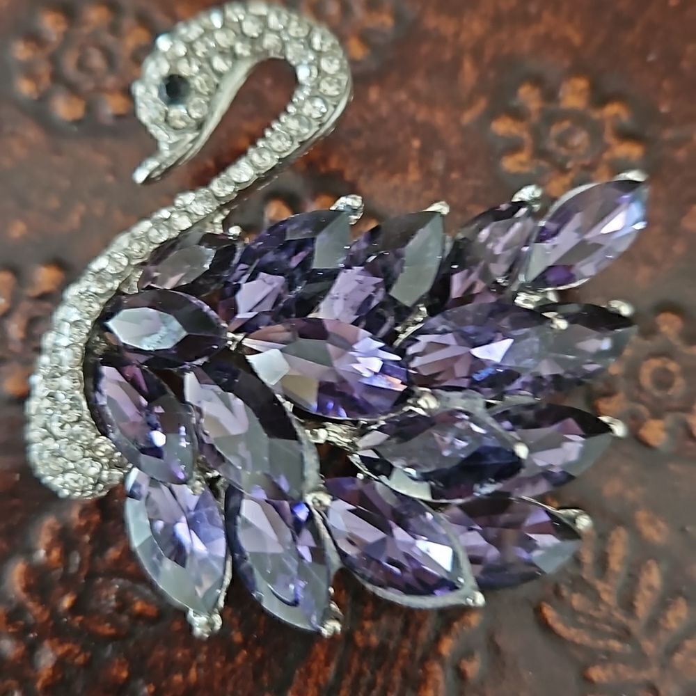 NWOT Swan brooch with purple and white  rhinestones